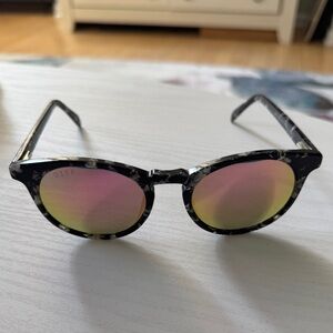 DIFF EYEWEAR Beth Rose Polarized lens Black/White frame sunglasses